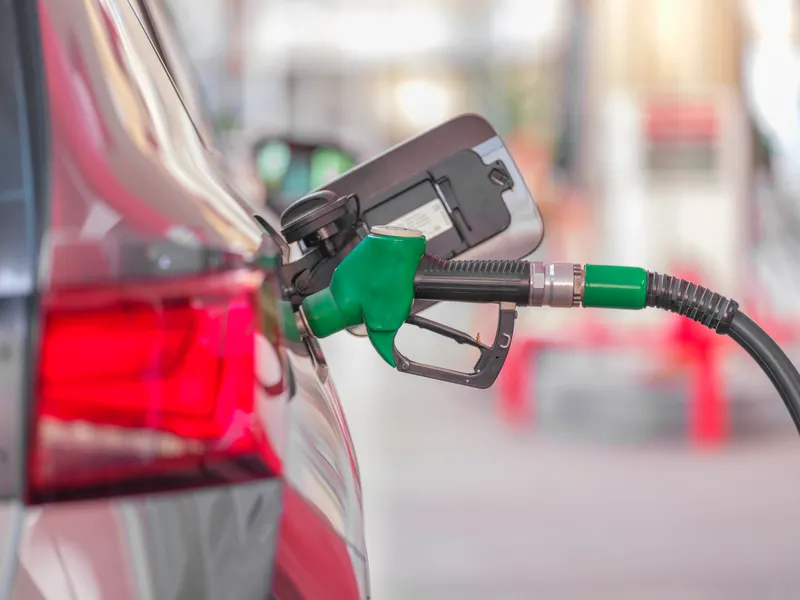 A fuel nozzle delivering into a vehicle filler neck